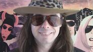 Dross con su sombrero y sus gafas