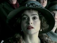 Helena Bonham Carter como Isabel-Bowes Lyon