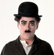 Robert Downey Jr. (Iron Man) como Chaplin