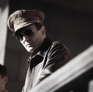 Liam Neeson como Douglas MacArthur