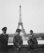 840px-Hitler, Speer y Breker en París, 23 de junio de 1940