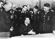 Hitler charlando con Theodor Busse