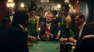 Carol II en Mr Selfridge jugando en el casino