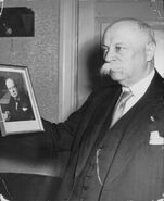 Pieter Sjoerds Gerbrandy con una foto de Churchill