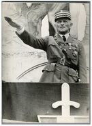 Maxime Weygand haciendo el saludo fascista