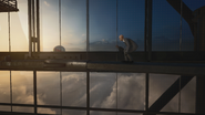47 escaladant le building.