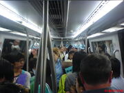由於捷運路程短，列車內部只設有少量座位供有需要人士使用