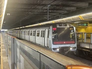 列車正準備停靠葵興站