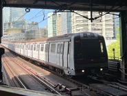 列車正進入葵芳站