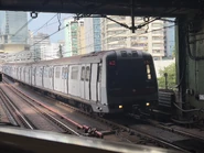 列車正進入葵芳站