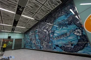 B出口升降機大堂設有壁畫《隨步南岸》（2016年12月）