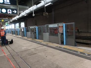 正在進行安裝月台閘門工程的4號月台