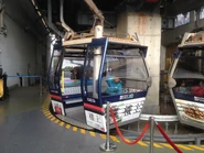 職員正在昂坪站清潔5號纜車