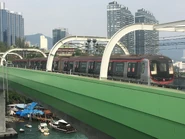 列車正途經香港仔海峽大橋（2018年9月）