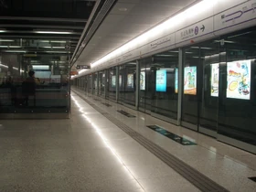 目前安裝在大部分港鐵市區綫車站的月台幕門，圖片攝於