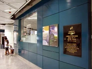 大堂車站控制室外，附上了九廣鐵路公司時代車站平頂紀念牌匾。