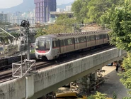 列車正在駛入隧道往彩虹站（2023年2月）