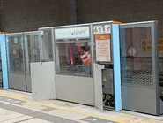 正在進行安裝月台閘門工程的4號月台（2）