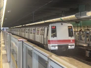 港鐵45周年主題列車（A161-A162）正準備停靠葵芳站