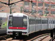 港鐵現代化列車正駛離葵興站