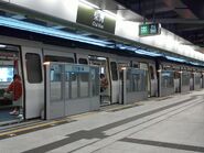 月台現況，可見月台閘門已經裝上