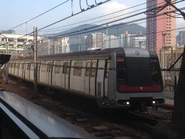 列車正駛入杏花邨站