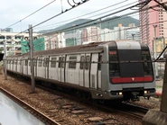 列車正駛入杏花邨站