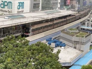 列車到達觀塘站（2022年11月）