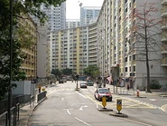 《鐵路發展策略2014》中車站擬定位置（華富邨華樂樓（左）與華安樓（右）之間的華富道地底）