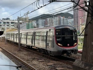 列車正在駛入杏花邨站