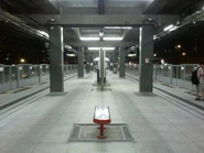 安裝月台閘門後的月台（2011年9月）