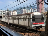 列車正駛入杏花邨站