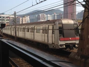 列車正駛入杏花邨站