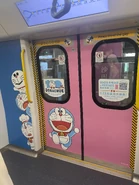 東鐵綫「多啦A夢」主題列車車門