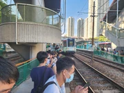 FarewellChiikawaLRVqueue.jpeg (2.51 MB) 港鐵在2025年8月31日下午5:15至7:00容許未持有輕鐵旅遊證人士免費登上Chiikawa主題列車,參觀者須輪侯,龍尾一度經道口排至3號月台,每15分鐘開放一批人士登車拍照