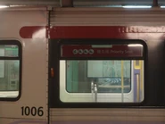 P4040088.jpg (227 KB) 輕鐵車窗上貼有優先座貼紙,以標示優先座位置