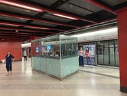 因應2022年11月13日油麻地站列車出軌事故，港鐵派出職員在此站月台解答乘客查詢