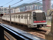 列車正駛入杏花邨站