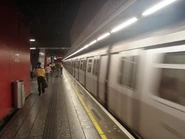 未裝設月台閘門工程前的月台(往上環方向)