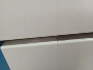 東鐵綫月台原有焗漆板與牆紙之分隔處