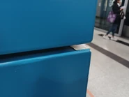 東鐵綫月台原有焗漆板與牆紙之分隔處（2）