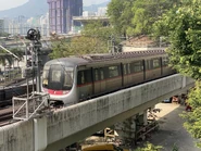 列車正在駛出隧道往九龍灣站（2023年2月）