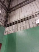 月台白色磚瓦開始變得殘舊
