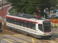 輕鐵車窗上貼有優先座貼紙，以標示優先座位置