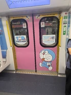 東鐵綫「多啦A夢」主題列車車門