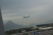 卡塔爾航空空中巴士A350-941（A7-ALM）執行QR818航班正在降落香港國際機場