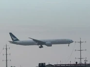 國泰航空B-KPA執行CX162航班正在降落香港（2025年10月）