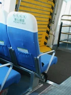 愉景灣航運在近出入口的座椅被設為關愛座，椅背頭墊印有「愛心讓座」字樣及老弱婦孺圖案