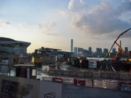 從遠處可看見新灣仔碼頭被建築工地包圍（2014年9月）