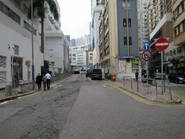 永祥街／克街／交加里至巴路士街一段為西行單向，右為交加里（2024年1月）